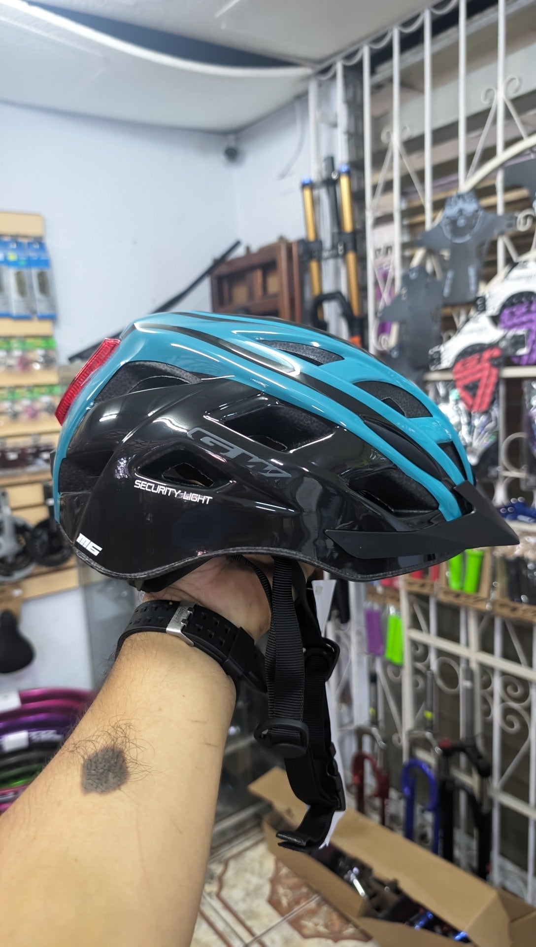 CASCO MTB LUZ DE SEGURIDAD M6 GW TURQUESA