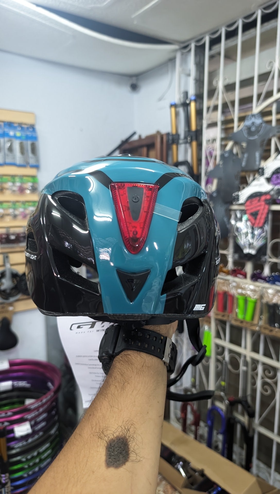 CASCO MTB LUZ DE SEGURIDAD M6 GW TURQUESA