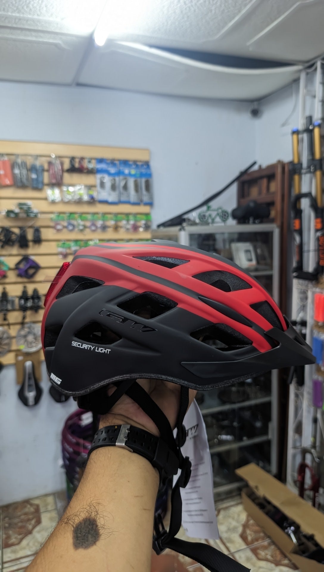 CASCO MTB SECURITY LIGHT M6 GW ROJO