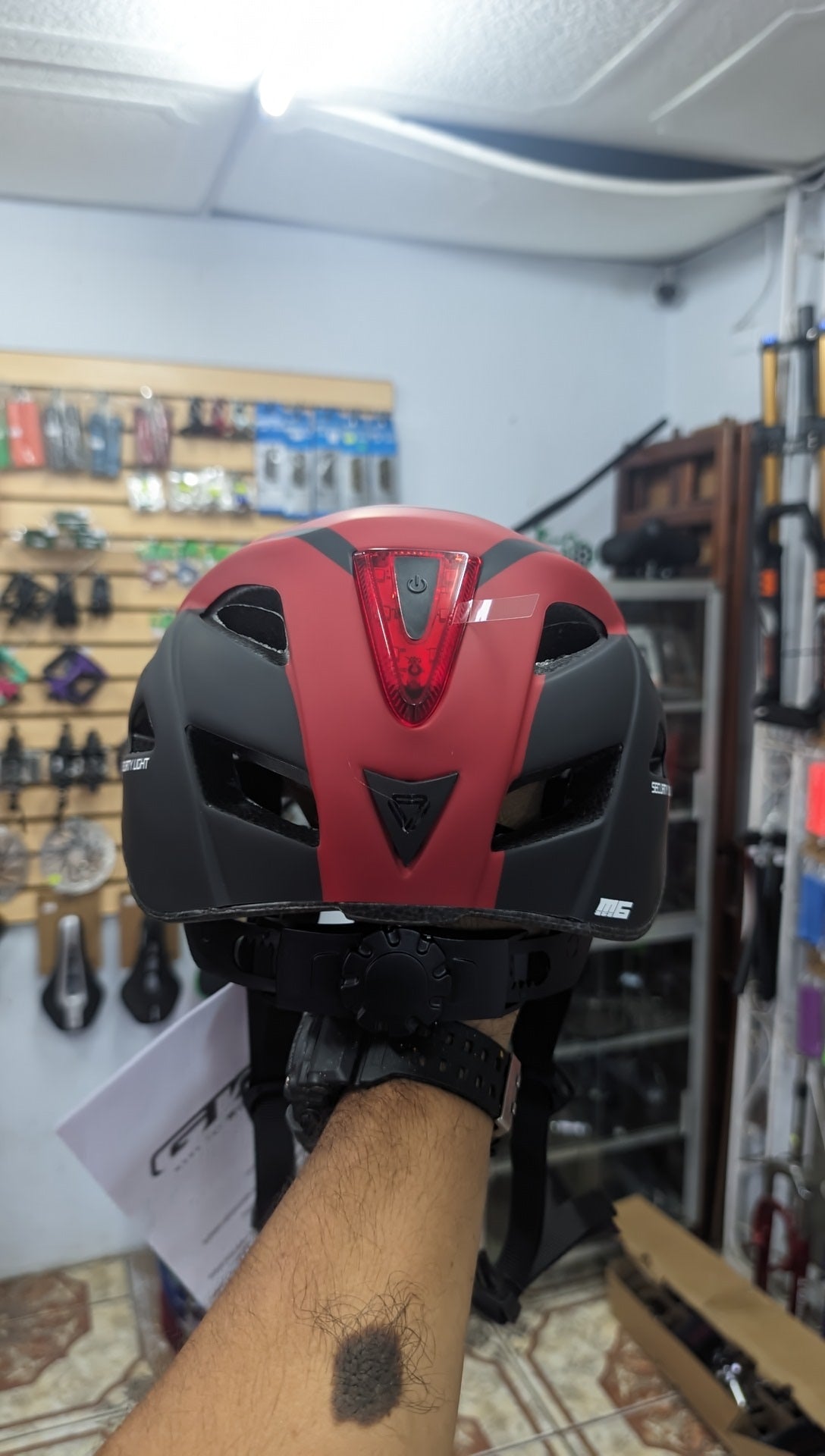 CASCO MTB SECURITY LIGHT M6 GW ROJO